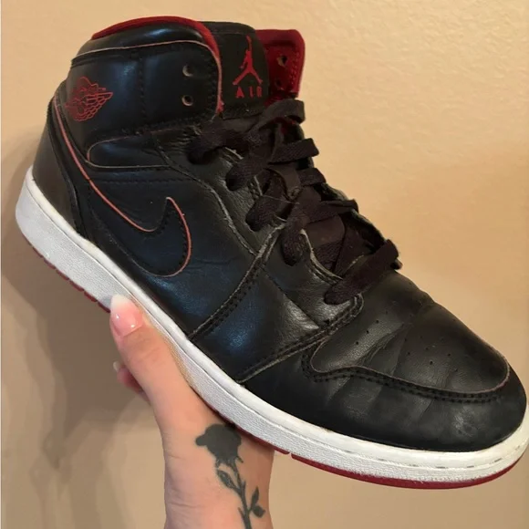 Air Jordan 1 Retro Mid GS 'Black
Gym Red' - Picture 2 of 7